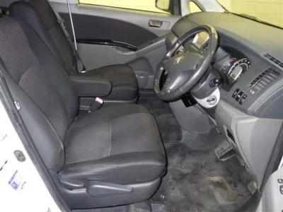 Toyota ISIS  с аукциона в Японии