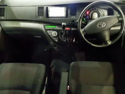 Toyota ISIS  с аукциона в Японии