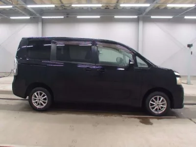 Toyota VOXY  с аукциона в Японии
