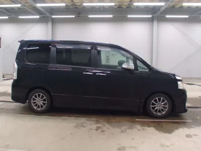 Toyota VOXY  с аукциона в Японии