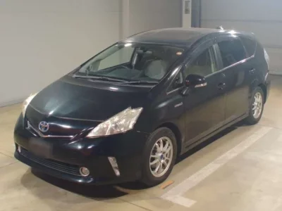 Toyota PRIUS ALPHA  с аукциона в Японии