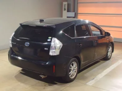Toyota PRIUS ALPHA  с аукциона в Японии