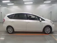 Toyota PRIUS ALPHA лот № 30509 оценка 4  с аукциона в Японии 2
