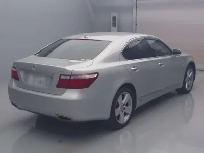 Lexus LS  с аукциона в Японии