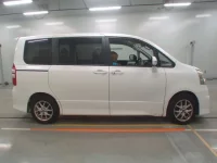 Toyota NOAH лот № 30625 оценка 3  с аукциона в Японии 2