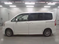Toyota NOAH лот № 30625 оценка 3  с аукциона в Японии 3