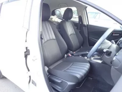 Mazda MAZDA2  с аукциона в Японии