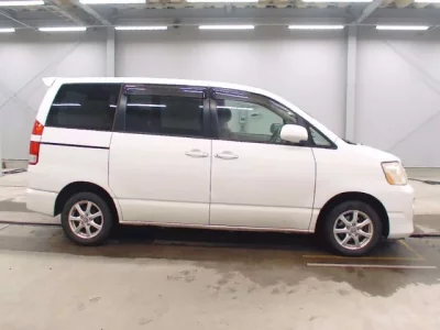 Toyota NOAH  с аукциона в Японии