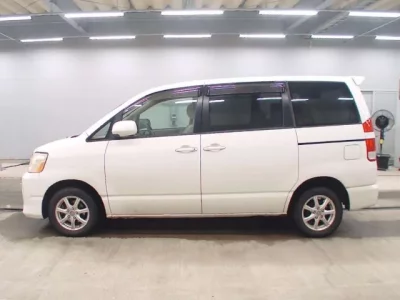 Toyota NOAH  с аукциона в Японии