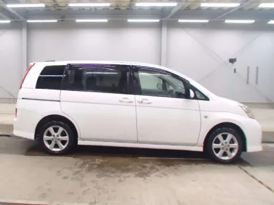 Toyota ISIS  с аукциона в Японии