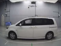 Toyota ISIS лот № 10081 оценка R  с аукциона в Японии 3