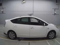 Toyota PRIUS лот № 10186 оценка 4  с аукциона в Японии 2