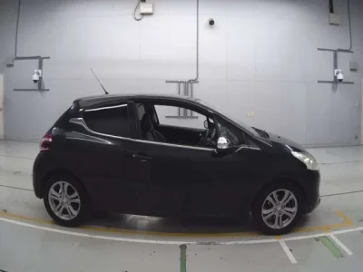 Peugeot 208  с аукциона в Японии