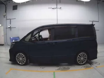 Toyota VOXY  с аукциона в Японии