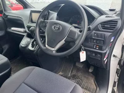 Toyota VOXY  с аукциона в Японии