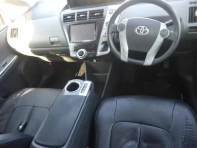 Toyota PRIUS ALPHA  с аукциона в Японии