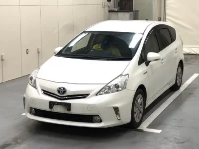 Toyota PRIUS ALPHA  с аукциона в Японии