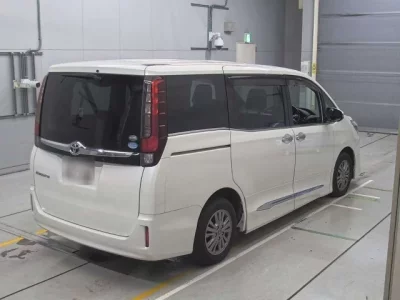 Toyota ESQUIRE  с аукциона в Японии