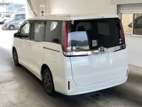 Toyota NOAH лот № 3088 оценка 4.5  с аукциона в Японии 4