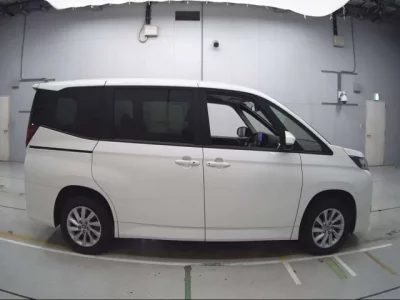 Toyota NOAH  с аукциона в Японии