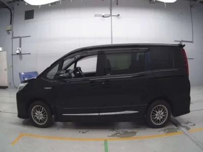 Toyota NOAH  с аукциона в Японии