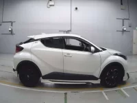 Toyota C-HR лот № 30297 оценка 4  с аукциона в Японии 2