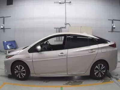 Toyota PRIUS PHV  с аукциона в Японии