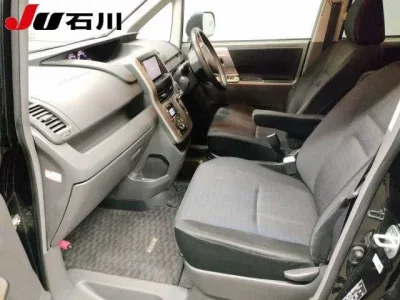 Toyota VOXY  с аукциона в Японии