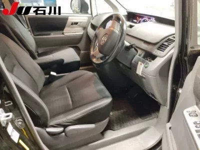 Toyota VOXY  с аукциона в Японии