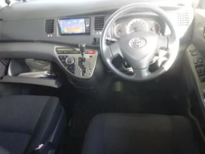 Toyota ISIS  с аукциона в Японии