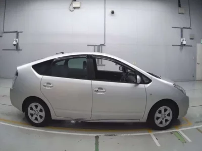 Toyota PRIUS  с аукциона в Японии
