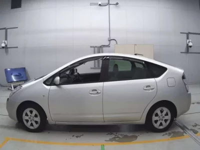 Toyota PRIUS  с аукциона в Японии