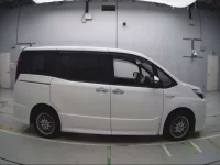 Toyota NOAH лот № 30453 оценка 4  с аукциона в Японии 2