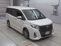 Toyota NOAH лот № 30453 оценка 4  с аукциона в Японии 4