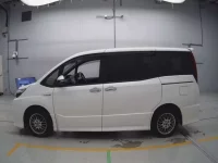 Toyota NOAH лот № 30453 оценка 4  с аукциона в Японии 3