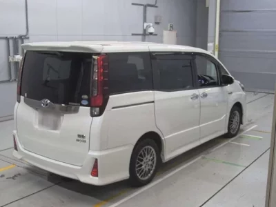 Toyota NOAH  с аукциона в Японии