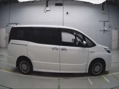 Toyota NOAH  с аукциона в Японии