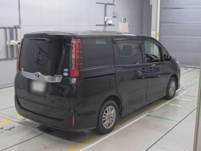 Toyota NOAH  с аукциона в Японии