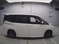 Toyota VOXY лот № 30557 оценка R  с аукциона в Японии 2