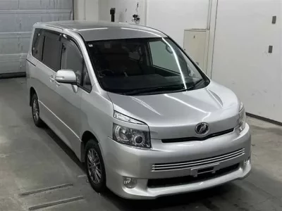 Toyota VOXY  с аукциона в Японии