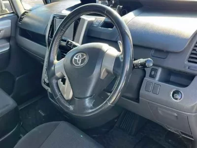 Toyota VOXY  с аукциона в Японии