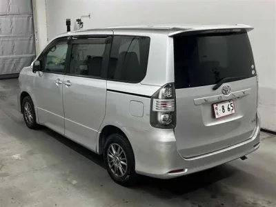 Toyota VOXY  с аукциона в Японии