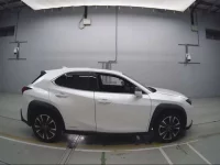 Lexus UX лот № 30599 оценка 4.5  с аукциона в Японии 2