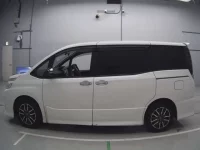 Toyota VOXY лот № 30616 оценка 3  с аукциона в Японии 3