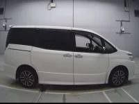 Toyota VOXY лот № 30616 оценка 3  с аукциона в Японии 2