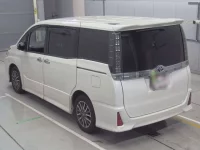 Toyota VOXY лот № 30616 оценка 3  с аукциона в Японии 5