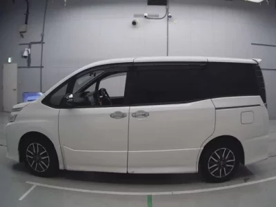 Toyota VOXY  с аукциона в Японии