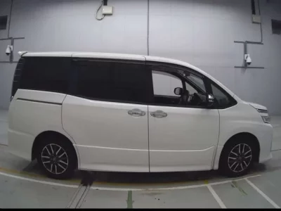 Toyota VOXY  с аукциона в Японии