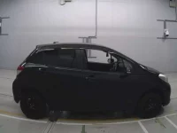 Toyota VITZ лот № 30699 оценка 3.5  с аукциона в Японии 2