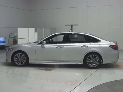 Toyota CROWN  с аукциона в Японии